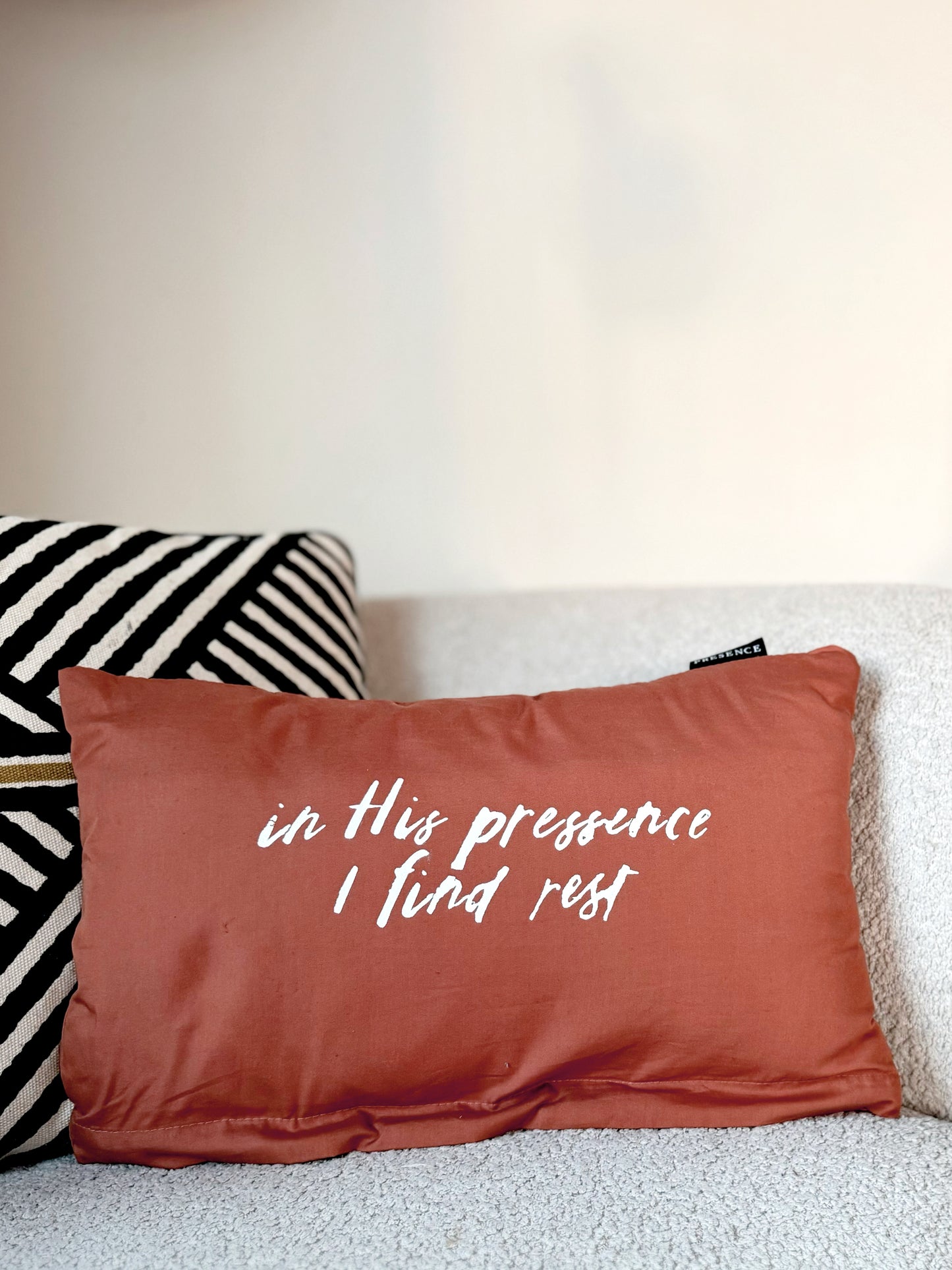 Kussensloop - in His Presence I find rest - Luxe Katoen - Cognac