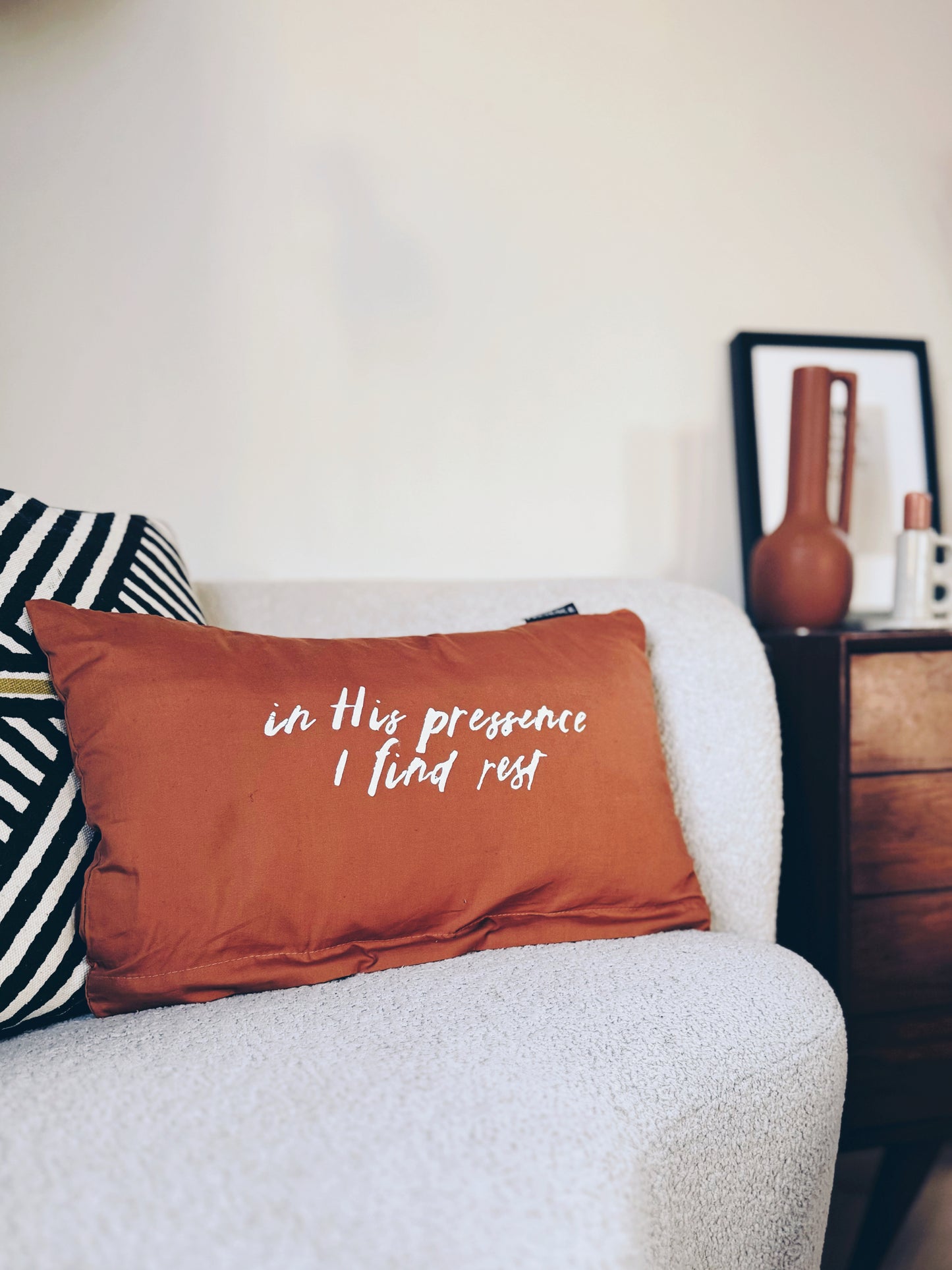 Kussensloop - in His Presence I find rest - Luxe Katoen - Cognac