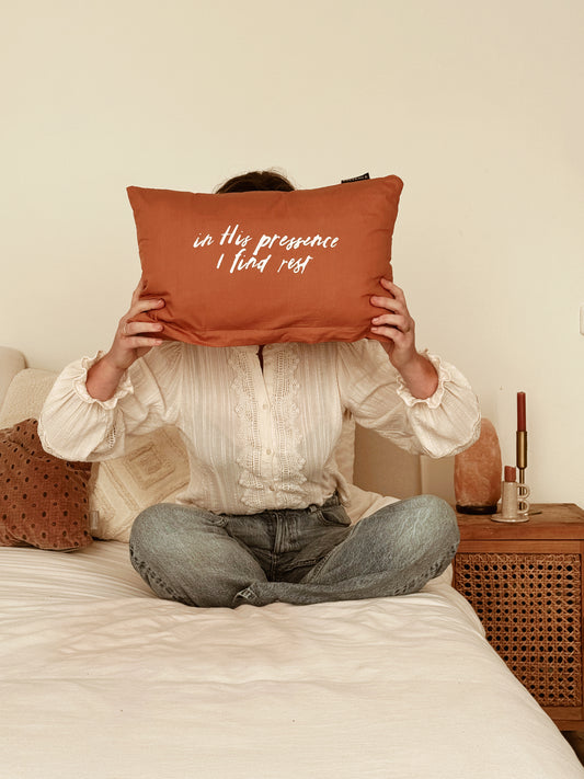 Kussensloop - in His Presence I find rest - Luxe Katoen - Cognac