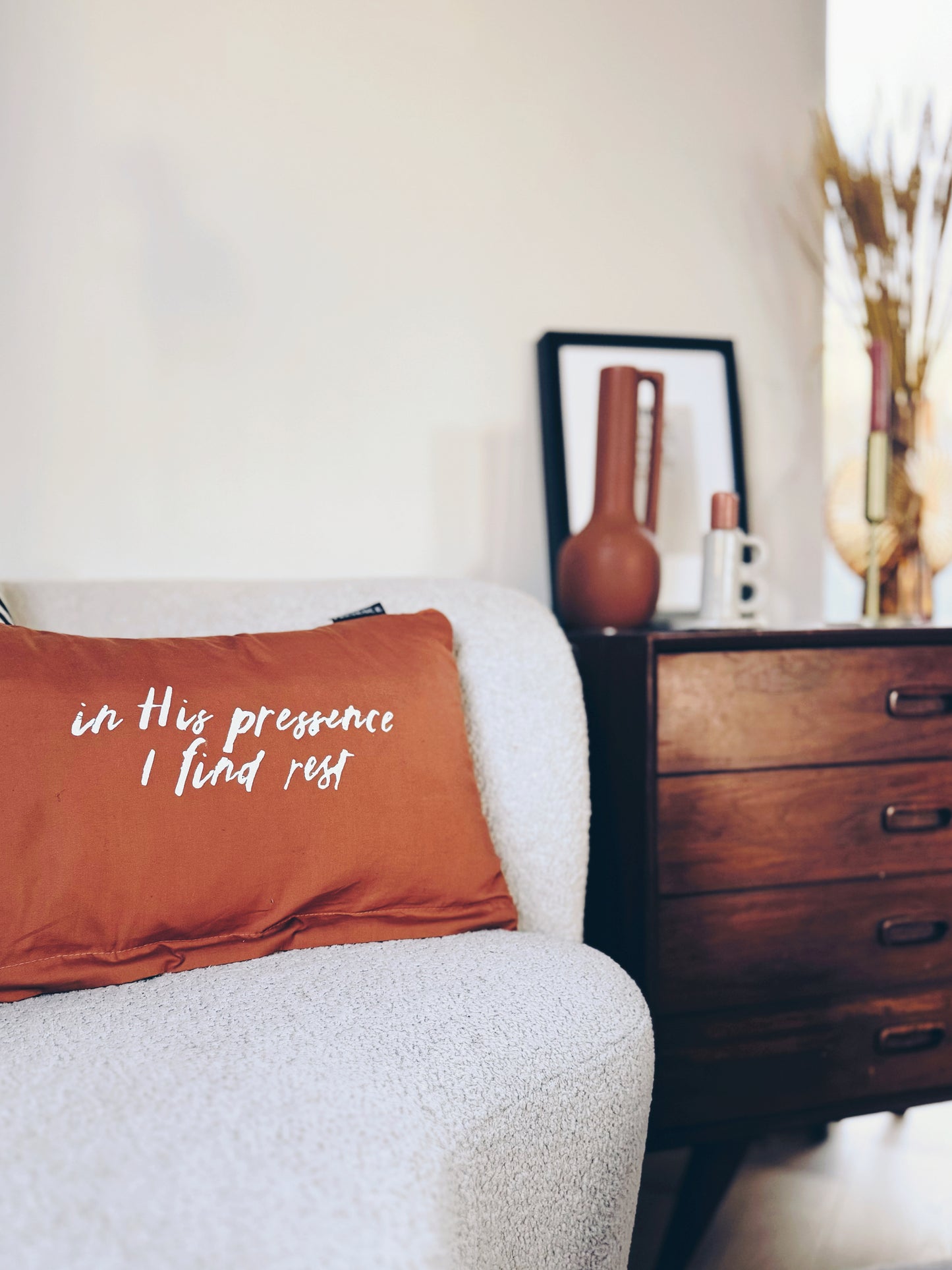 Kussensloop - in His Presence I find rest - Luxe Katoen - Cognac